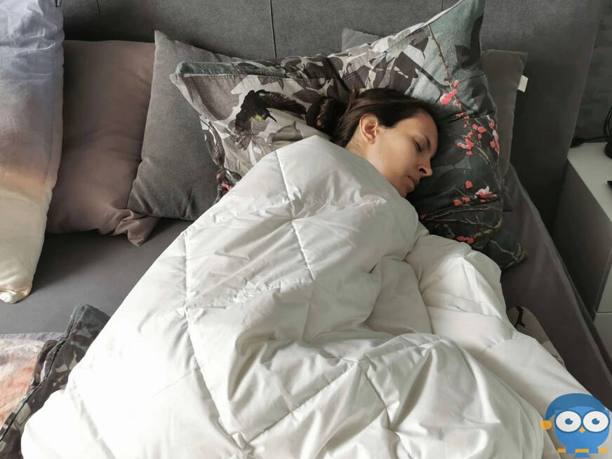 Die Sleepling Decke schmiegt sich sanft an unseren Körper an - Sommerbettdecke im Bettdecke Test